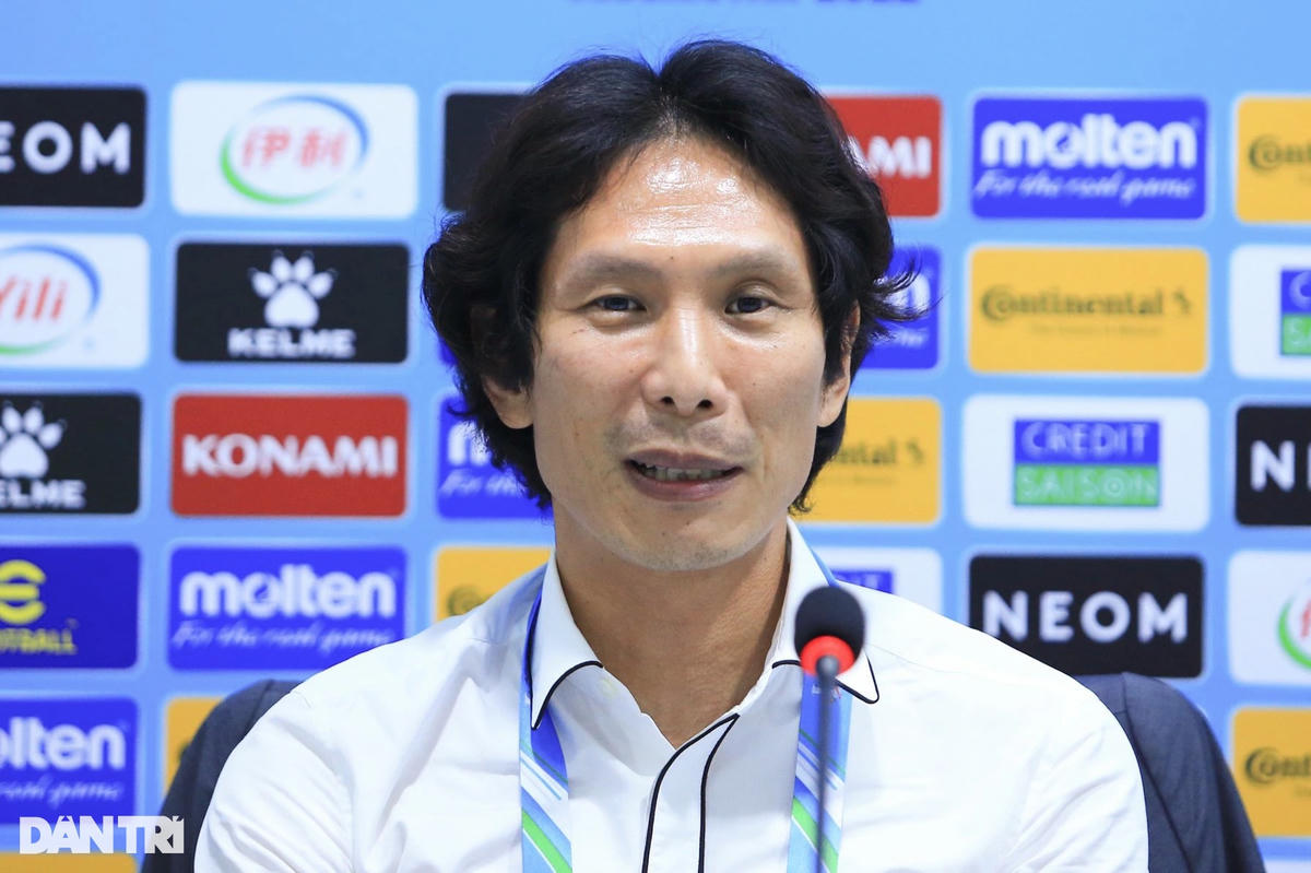 HLV Gong Oh Kyun tự hào về màn trình diễn của các học trò. Ảnh: Dân Trí.