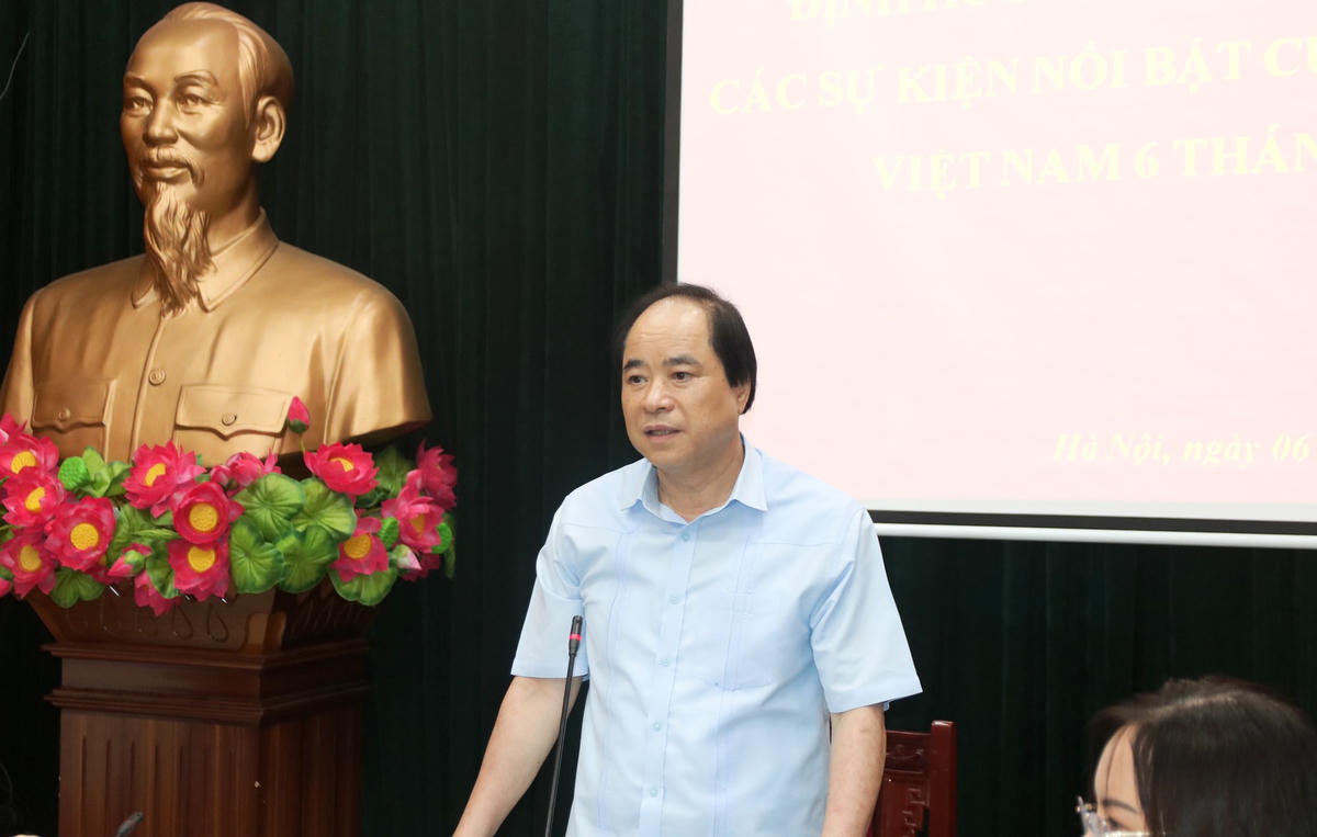 Ông Trương Xuân Cừ, Phó Chủ tịch Trung ương Hội NCT Việt Nam phát biểu tại buổi gặp mặt.