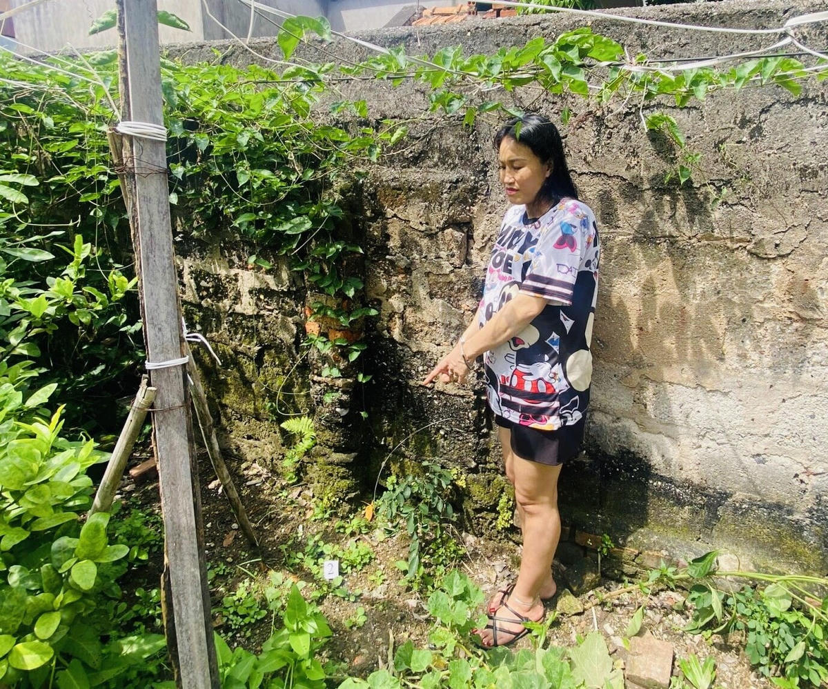Đối tượng Đoàn Thị Thủy tại hiện trường nơi cất giấu ma túy. Ảnh: Công an Quảng Ninh. 