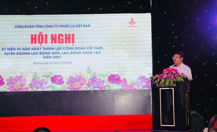Ông Hà Quang Hòa Tổng giám đốc Vinataba đã cảm ơn và biểu dương 74 lao động tiêu biểu.