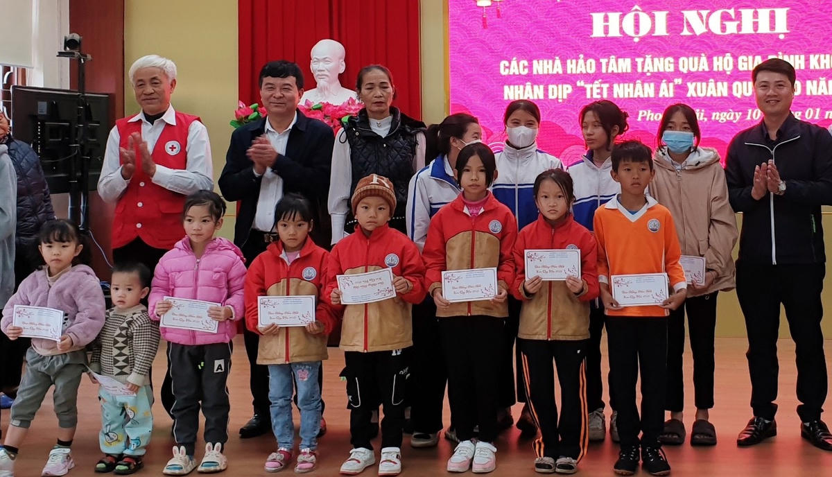 Những món quà Tết từ kiều bào làm ấm lòng những hoàn cảnh khó khăn.