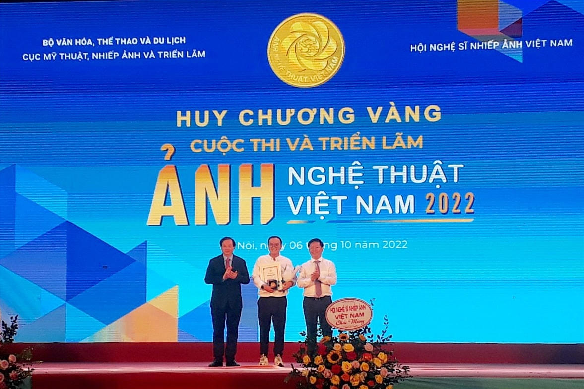Ban Tổ chức trao Huy chương Vàng cho nhiếp ảnh gia có tác phẩm ấn tượng nhất. 