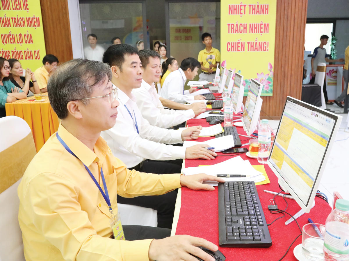 Cũng như sự tập trung cao độ của Ban giám khảo. Ảnh Điền Bắc.