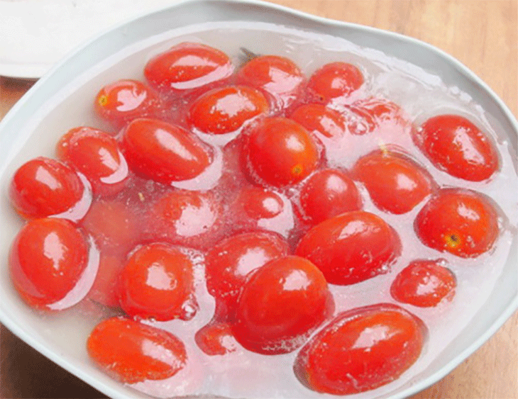 Ngâm cà chua với nước vôi trong.
