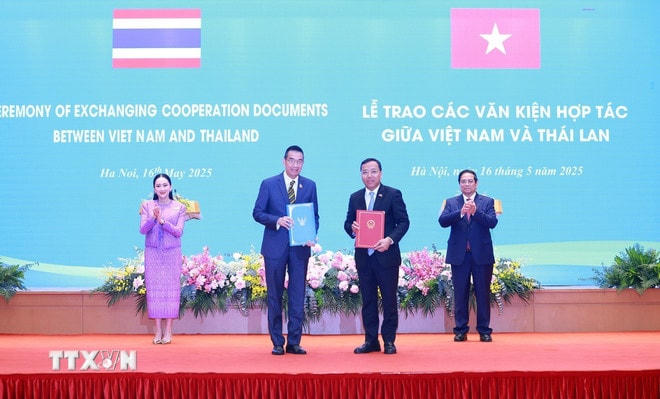 ttxvn-trao-van-kien-viet-nam-thai-lan-8.jpg
