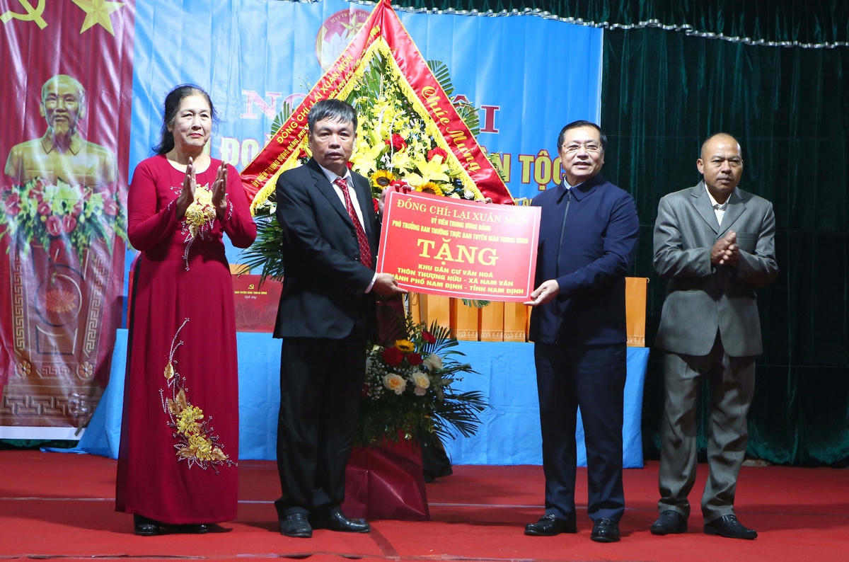 Phó Trưởng Ban Thường trực Ban Tuyên giáo Trung ương Lại Xuân Môn tặng quà cán bộ, nhân dân thôn Thượng Hữu trong Ngày hội.