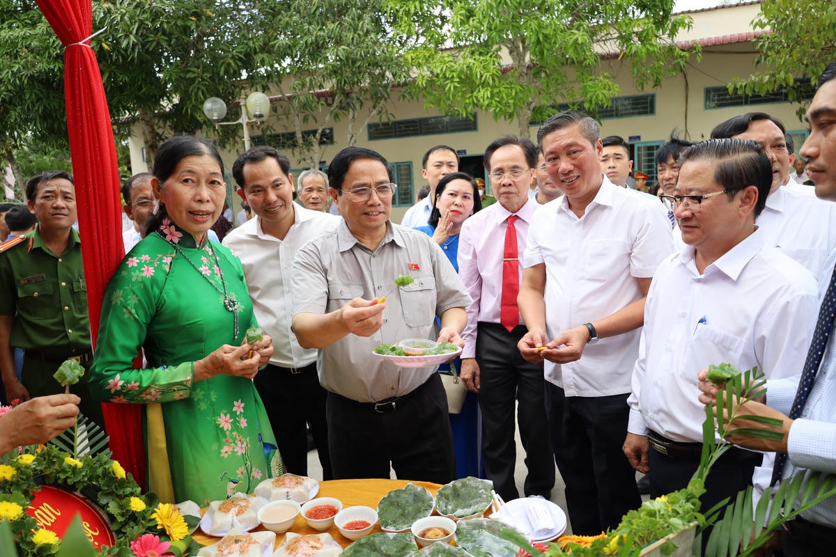 Thủ tướng Phạm Minh Chính chung vui Ngày hội Đại đoàn kết với bà con nhân dân xã Nhơn Ái.  