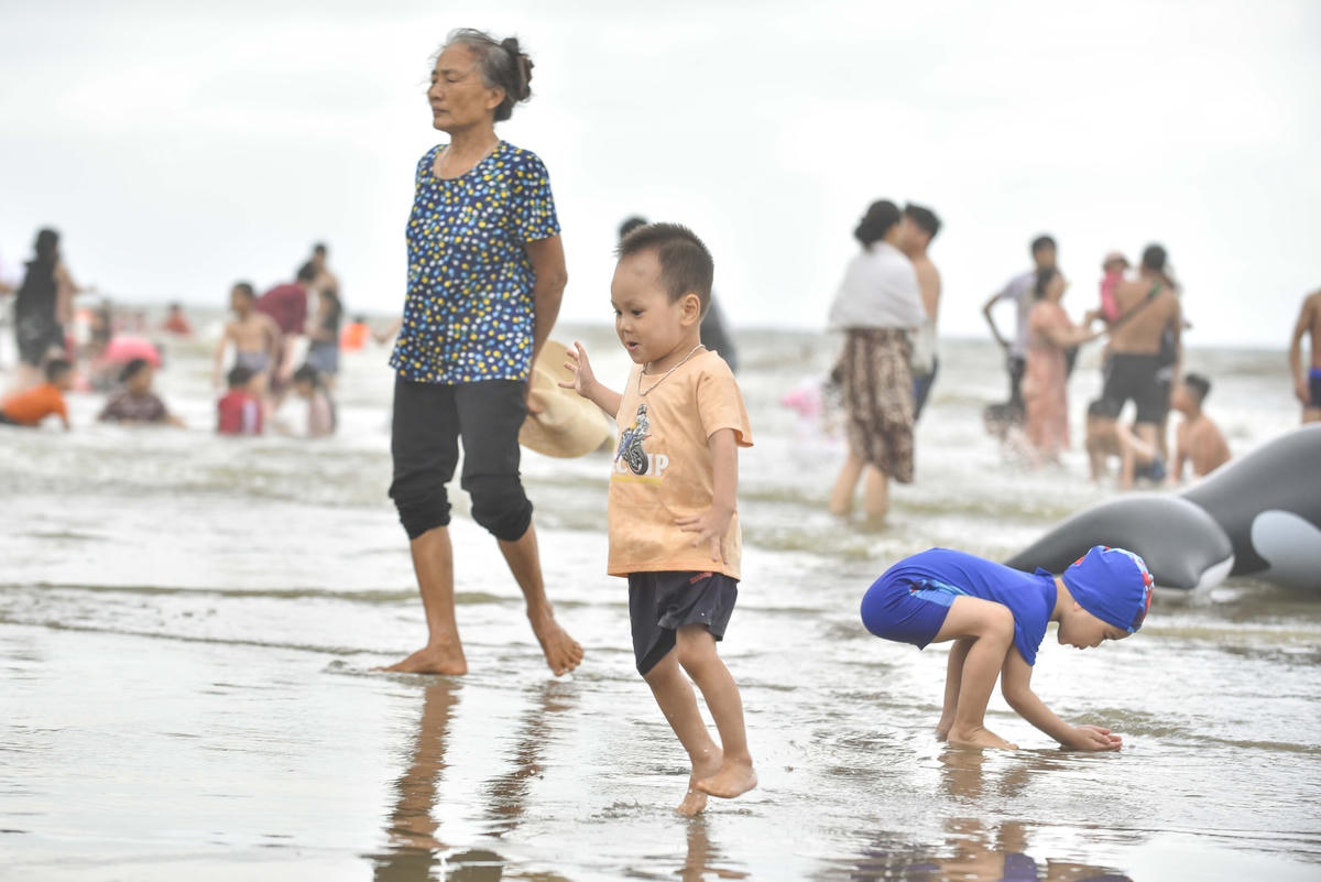 Các cháu nhỏ vui đùa trên những bãi cát trắng tại biển Sầm Sơn.