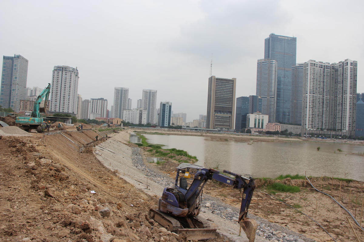 Theo ghi nhận của PV, bên trong dự án Công viên – Hồ điều hòa CV1 công nhân, máy móc đang triển khai xây dựng san lấp mặt bằng. Dự án cơ bản chỉ mới xây dựng xong bờ kè của hồ điều hòa, còn những hạng mục khác vẫn còn ngổn ngang, dang dở.