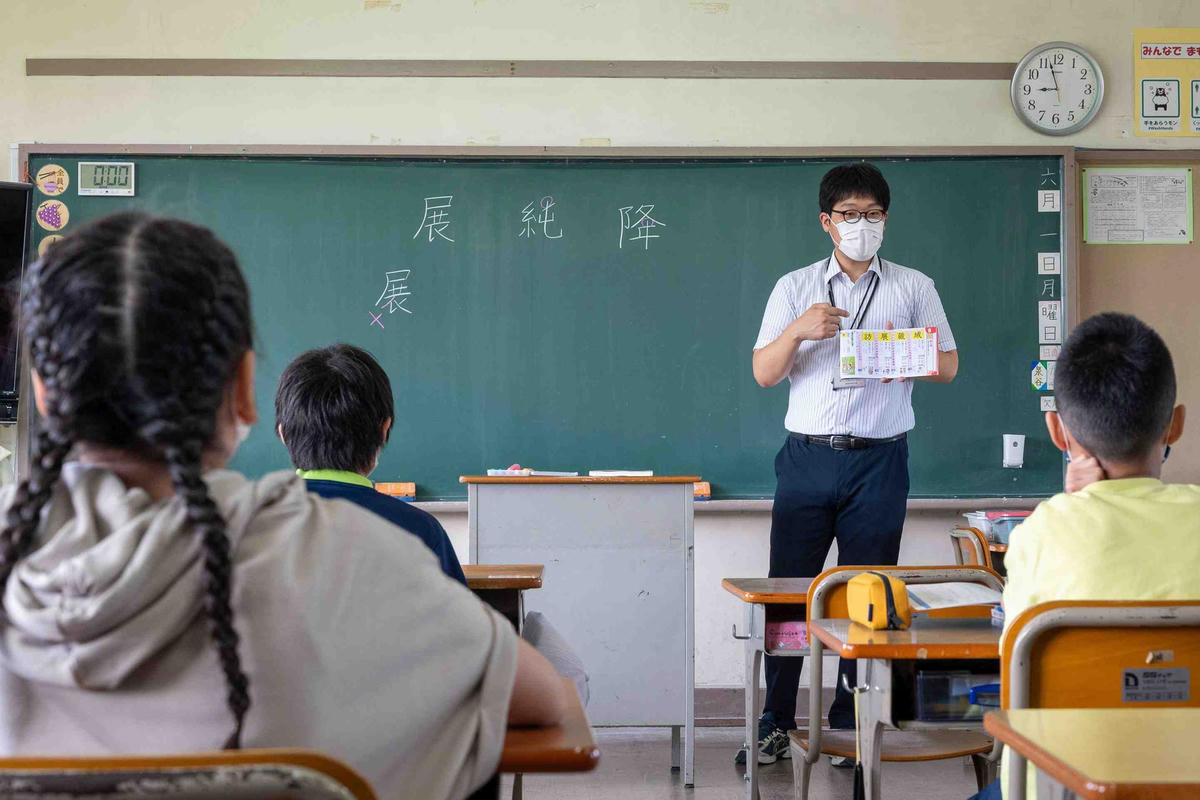 Các trường học được yêu cầu bình thường hóa đối với việc đeo khẩu trang trong giờ học. Ảnh: The Guardian.