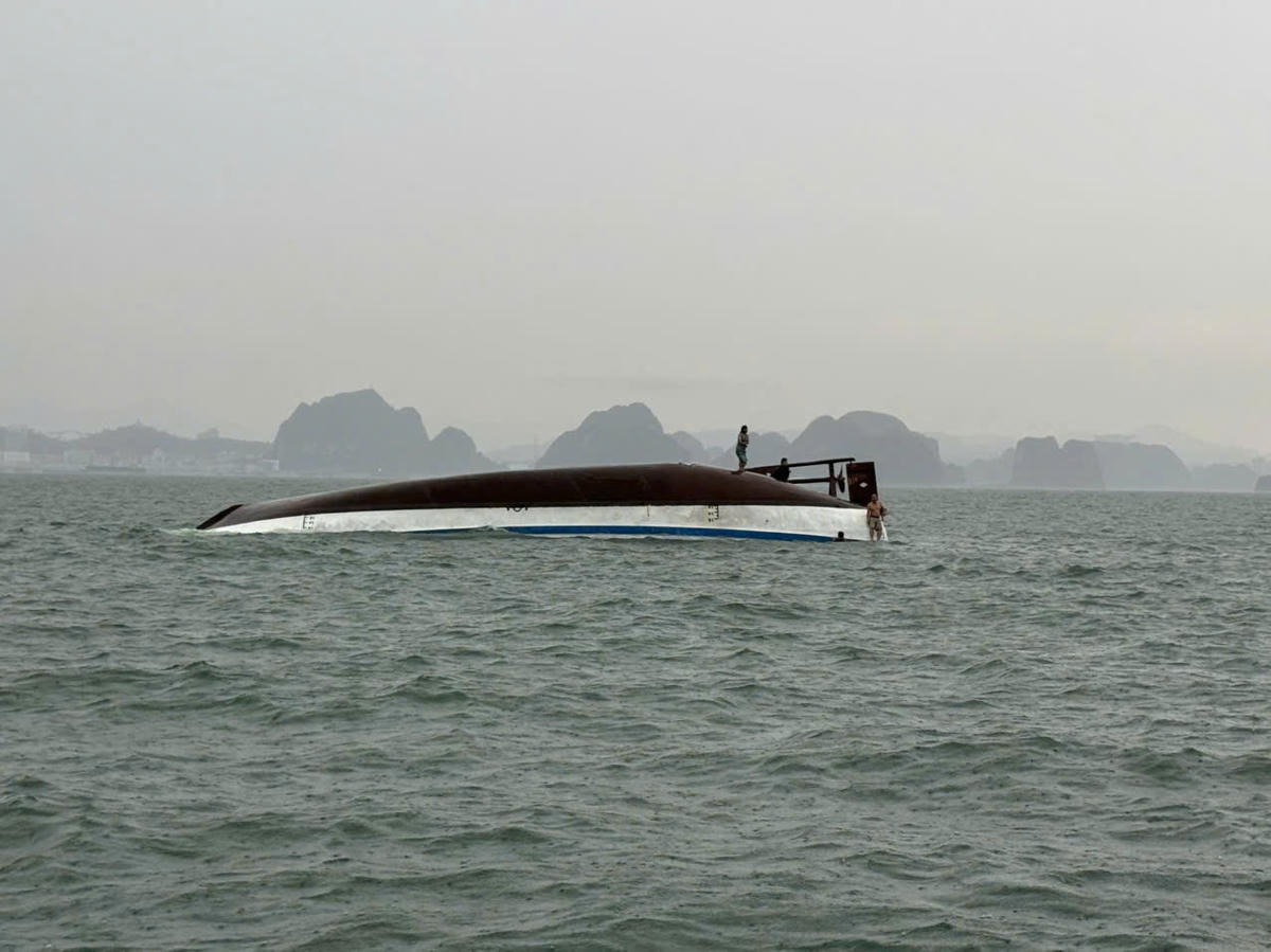 Tàu du lịch bị lật úp trên vịnh Hạ Long. Ảnh: Biên phòng QN cung cấp.