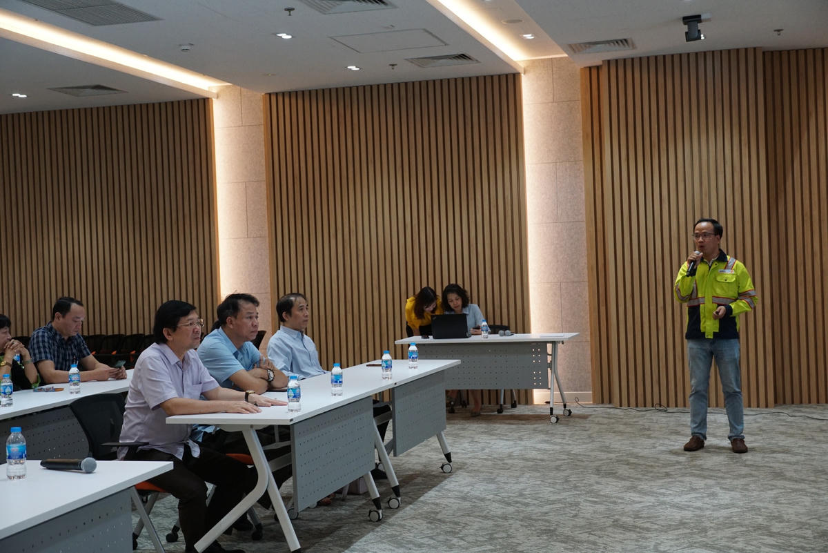 Đại diện Tổ hợp hóa dầu miền Nam giới thiệu về dự án. Ảnh Mạnh Thìn.