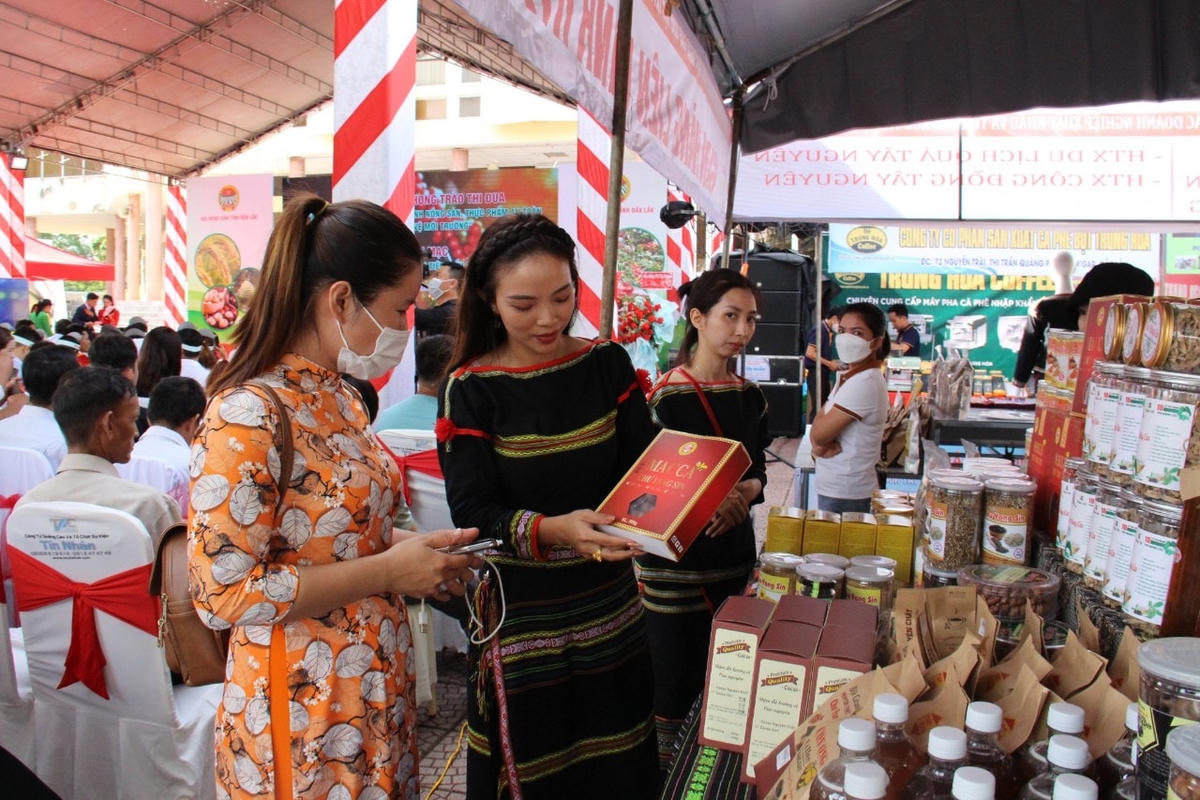 Đại biểu tham quan gian hàng trưng bày sản phẩm nông sản tiêu biểu của tỉnh.