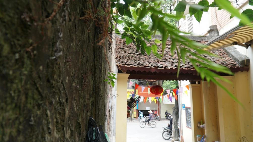 Cổng làng Yên Thái dẫn vào làng An Thọ được trùng tu năm 1998 nhưng vẫn giữ lại những nét cổ với mái ngói quen thuộc.  