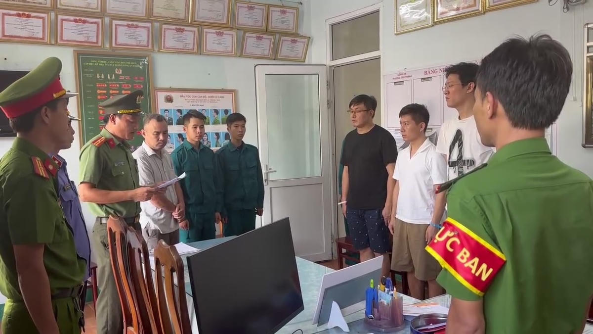 Lực lượng Công an Quảng Nam đọc quyết định bắt các đối tượng liên quan.