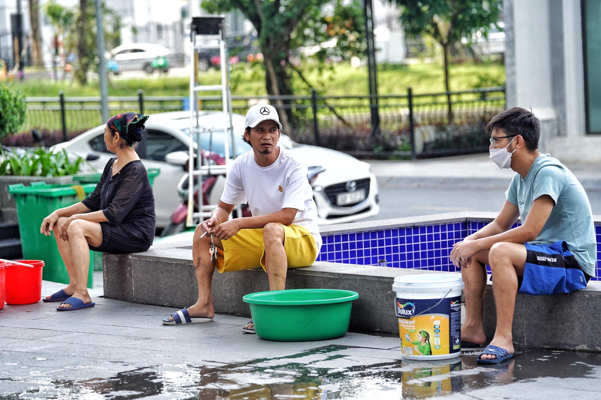 Do lượng nước tạm thời có hạn trong khi cư dân tại chung cư Hateco Apollo lại đông khiến nhiều người phải xếp hàng chờ đợi.