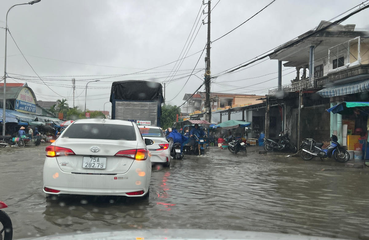 Triều cường, nước biển dâng khiến nhiều vùng thấp trũng tại tỉnh Thừa Thiên - Huế bị ngập lụt.