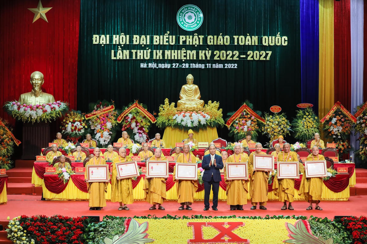 Chủ tịch nước Nguyễn Xuân Phúc trao tặng Huân chương Lao động cho các tập thể, cá nhân thuộc GHPG Việt Nam.