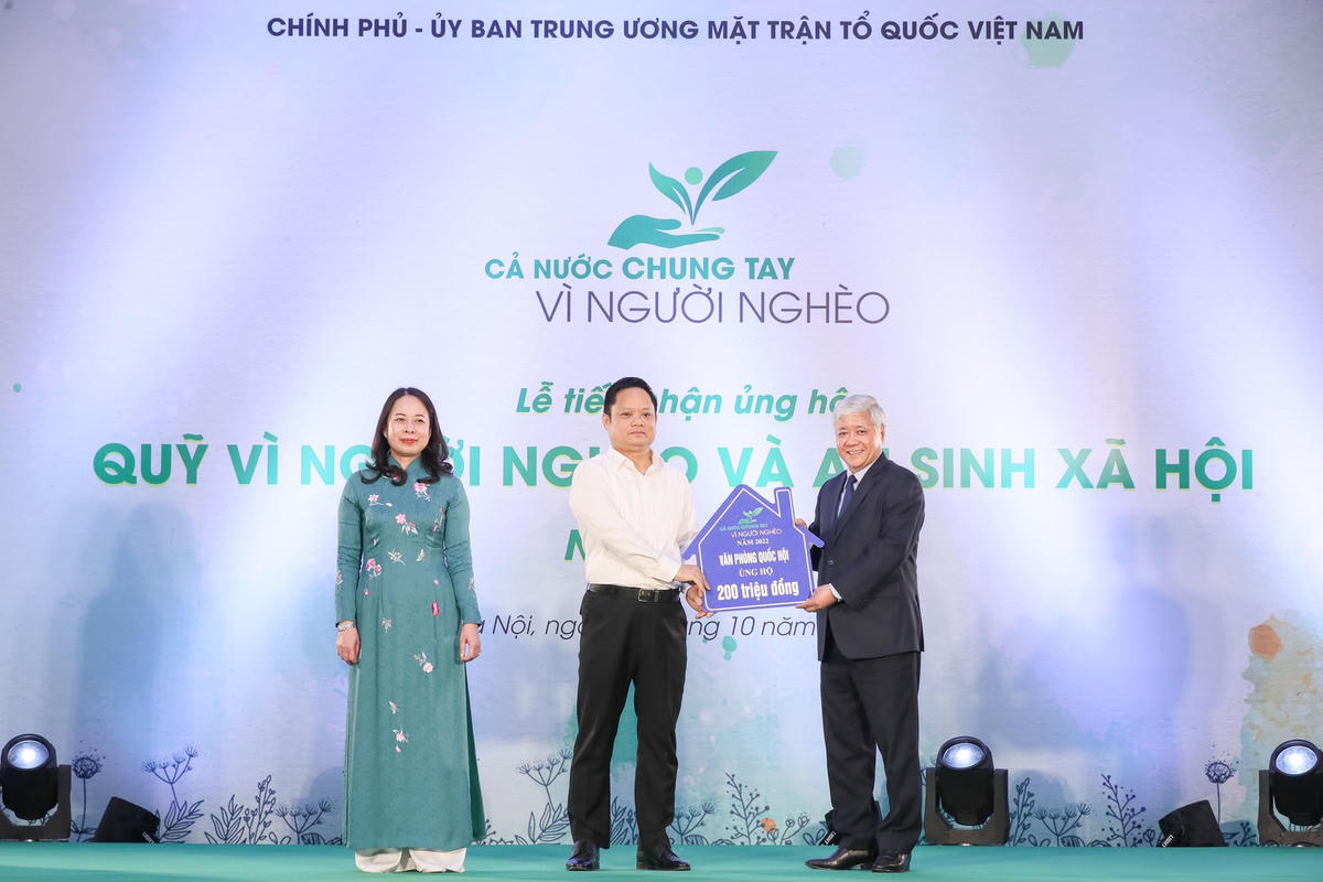 Chủ tịch UBTƯ MTTQ Việt Nam Đỗ Văn Chiến, Phó Chủ tịch nước Võ Thị Ánh Xuân tiếp nhận ủng hộ tại chương trình. Ảnh: Quang Vinh.