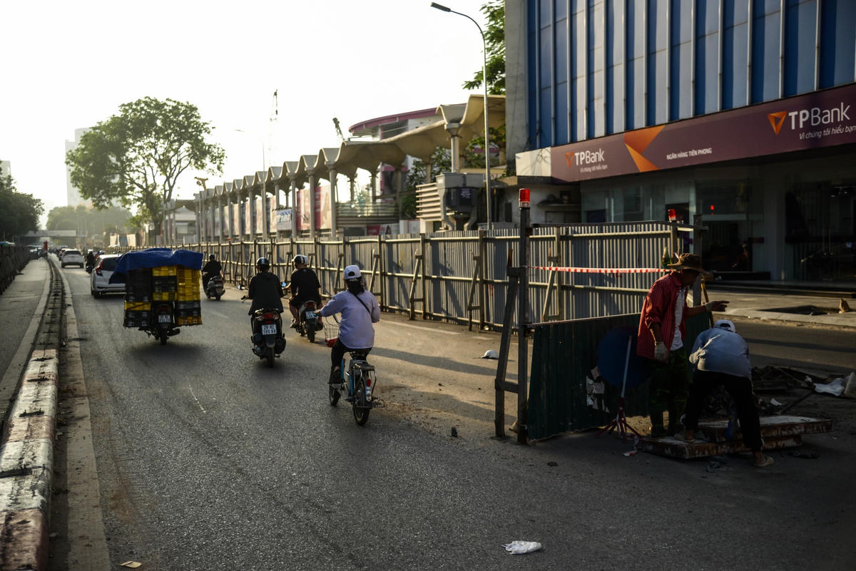 Phần công trình bên phía đường Chùa Bộc mới chỉ lập tôn chắn ở phần chuẩn bị thi công dưới lòng đường nên người dân có thể đi lại bên trong.