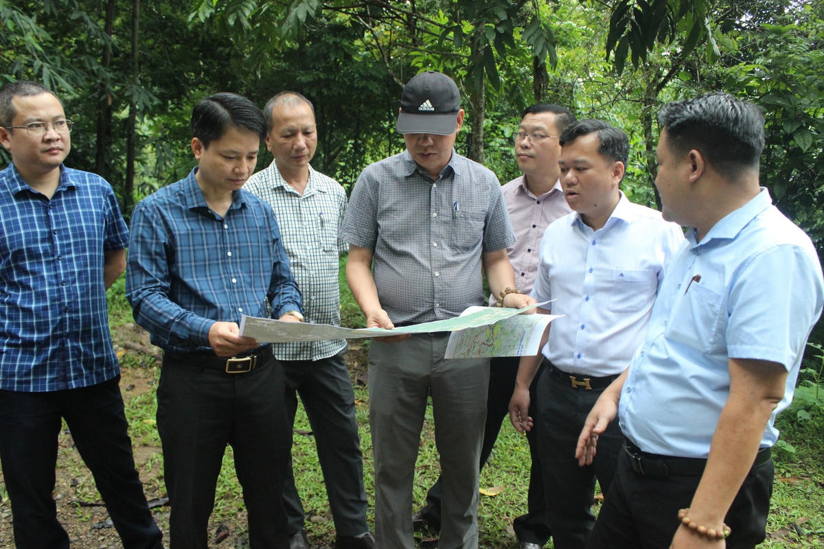 Các đại biểu khảo sát thực địa, đoạn qua xã Trung Sơn (Yên Sơn)