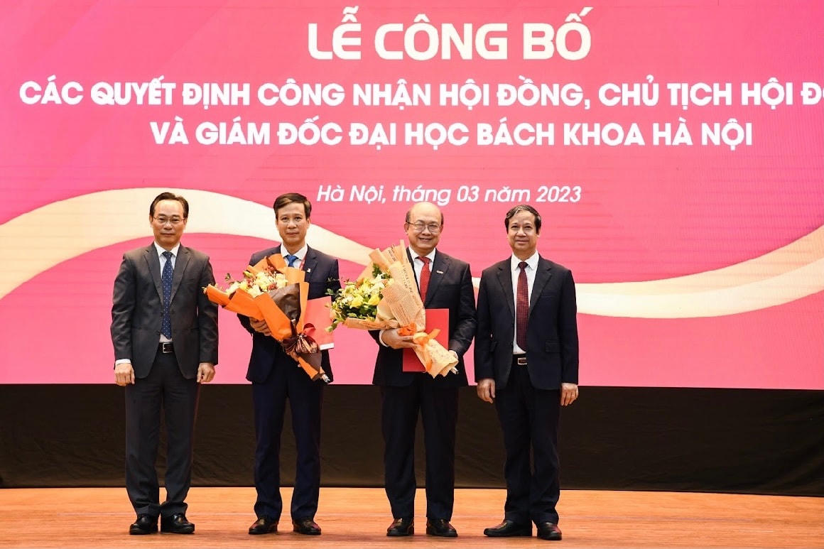 Bộ trưởng GDĐT Nguyễn Kim Sơn trao quyết định cho Chủ tịch Hội đồng Đại học (trái) và Giám đốc Đại học Bách Khoa Hà Nội (phải).