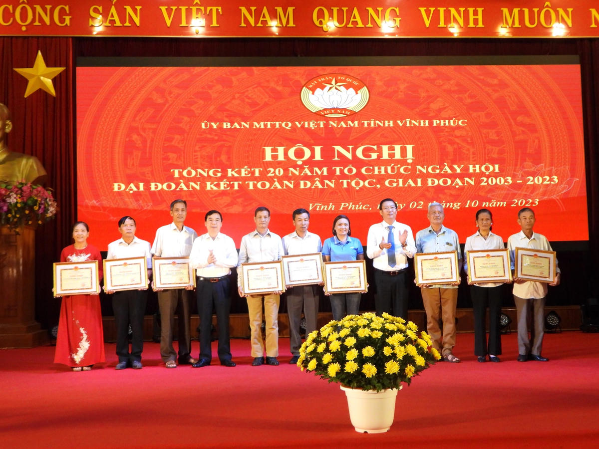 Lãnh đạo MTTQ tỉnh Vĩnh Phúc và lãnh đạo Ban Tuyên giáo Tỉnh ủy Vĩnh Phúc trao Bằng khen của UBND tỉnh cho 9 tập thể có thành tích xuất sắc.