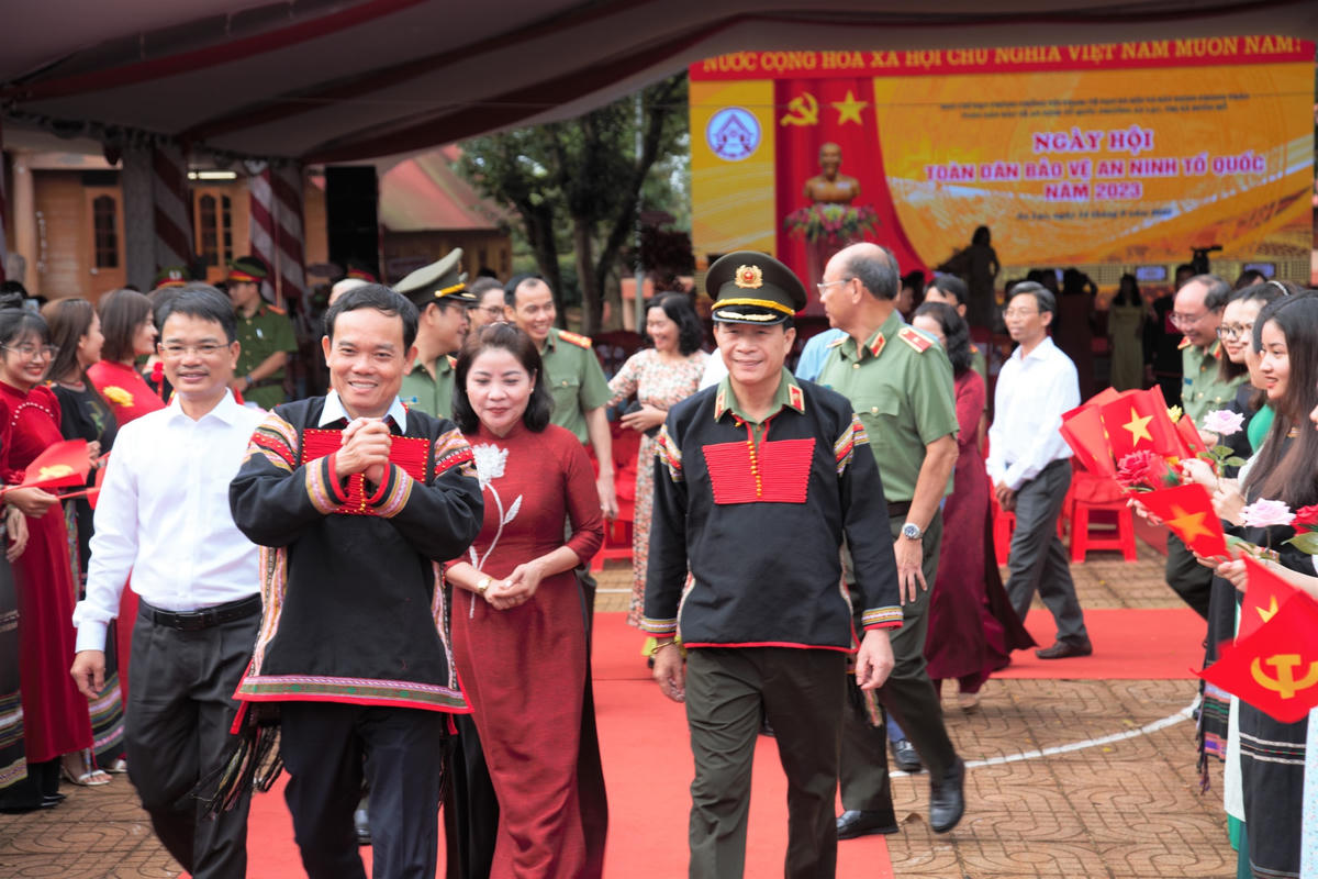 Phó Thủ tướng Trần Lưu Quang, Ủy viên Trung ương Đảng về dự “Ngày hội Toàn dân bảo vệ ANTQ tại phường An Lạc.
