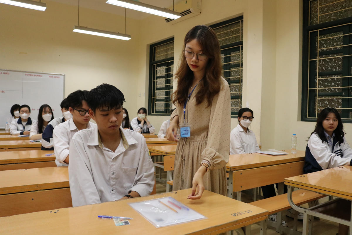 Cán bộ coi thi kiểm tra thông tin thí sinh tại Kỳ thi tốt nghiệp THPT năm 2023.