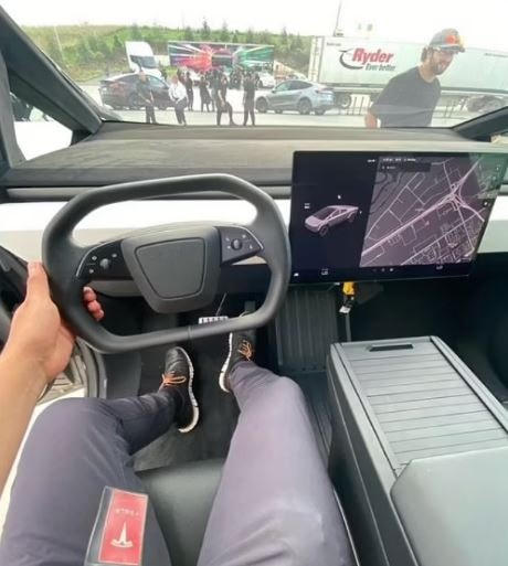 Những bức ảnh mới được cho là nội thất chiếc xe Tesla Cybertruck. Ảnh: Twiter.