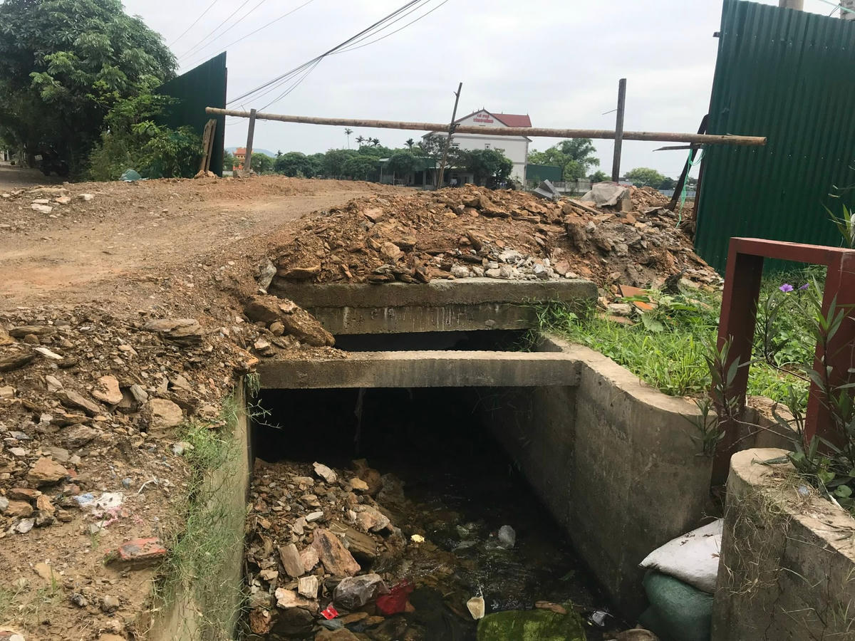Đất đá san lấp từ Khu dân cư đô thị Cánh Buồm tràn xuống mương thoát nước chính của TDP 3, phường Hưng Trí, thị xã Kỳ Anh.