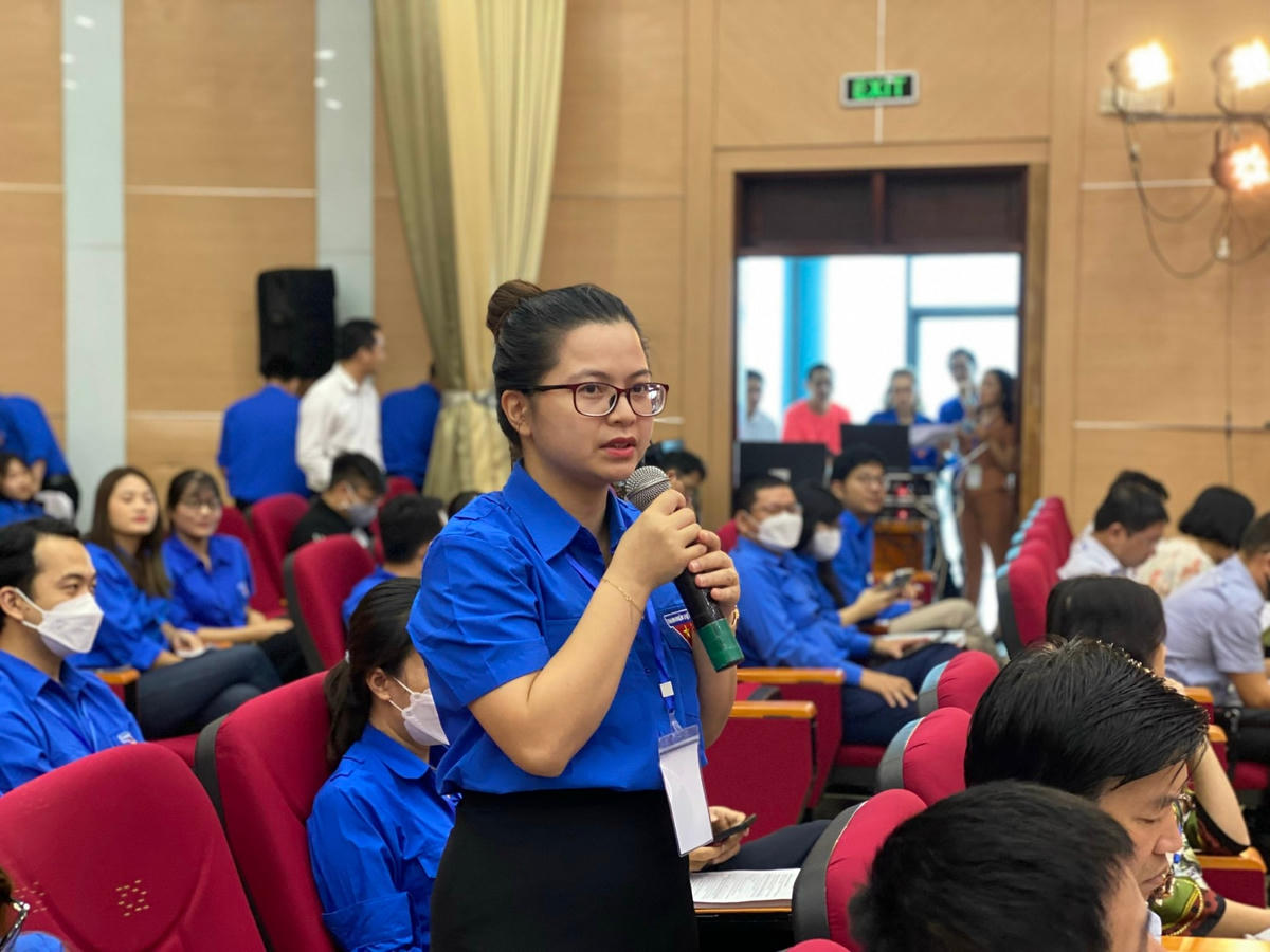 Tại hội nghị, nhiều nhà khoa học trẻ đặt câu hỏi liên quan tới chuyển đổi số với các chuyên gia.