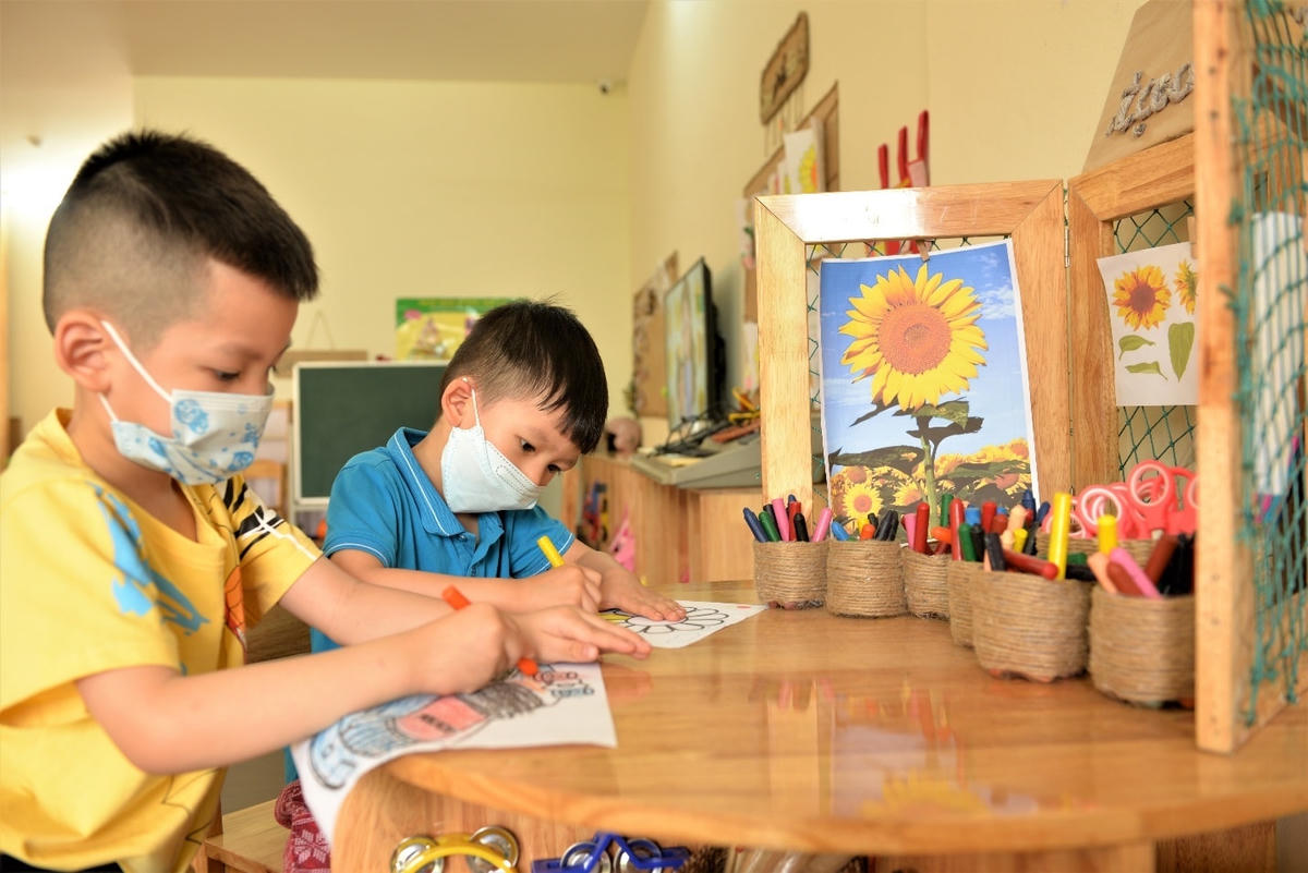 Nhà trường chú trọng bồi dưỡng thêm các môn năng khiếu như hát, múa, đàn, hội họa cùng ngoại ngữ cho các bé. Bên cạnh đó, tạo không gian học tập để thu hút học sinh.