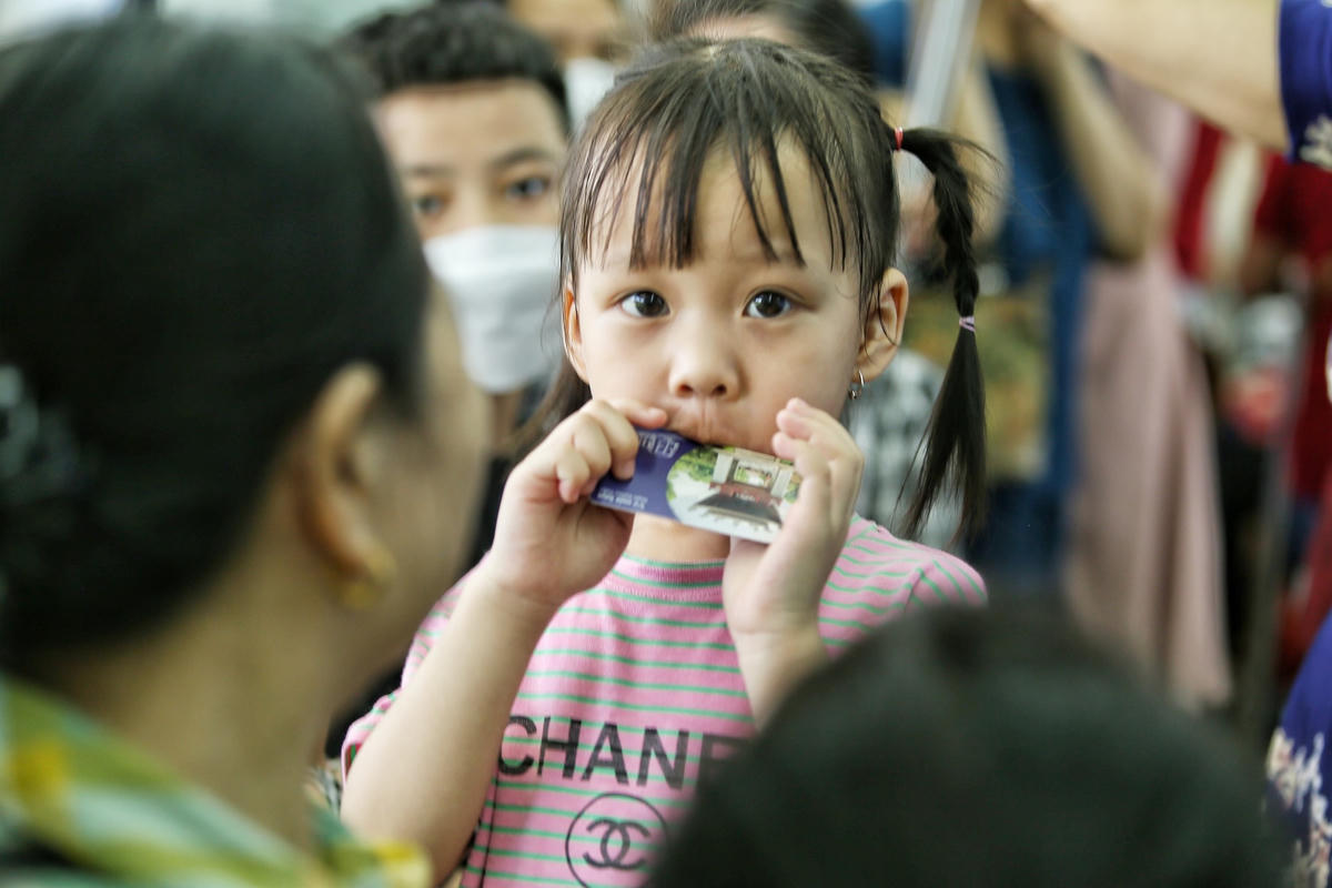 Các cháu nhỏ được ông bà, bố mẹ đưa đi tàu rất hào hứng.