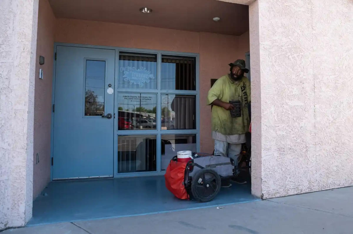 Ông thường di chuyển liên tục giữa những nơi có thể giúp làm mát. Ảnh: The Guardian.