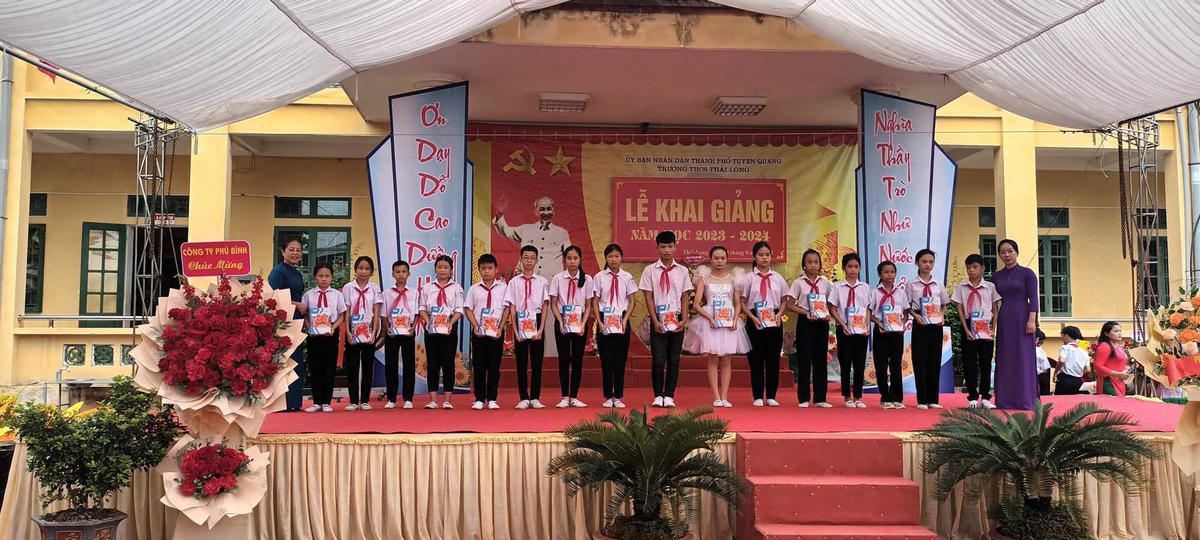 Cô giáo Thanh Hương, Hiệu trưởng Trường THCS Thái Long, Tuyên Quang tặng phần quà ý nghĩa cho các em học sinh vượt khó, đạt thành tích xuất sắc trong học tập nhân ngày Khai giảng năm học mới.