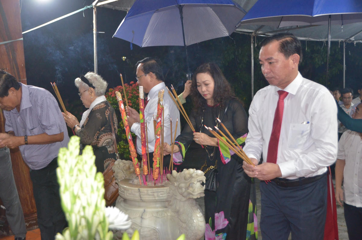 Phó chủ tịch UBND tỉnh Bạc Liêu Phan Thanh Duy thắp hưởng thắp hương tri ân cố nhạc sĩ Cao Văn Lầu - người đã cho ra đời bản "Dạ cổ hoài lang" bất hủ. 