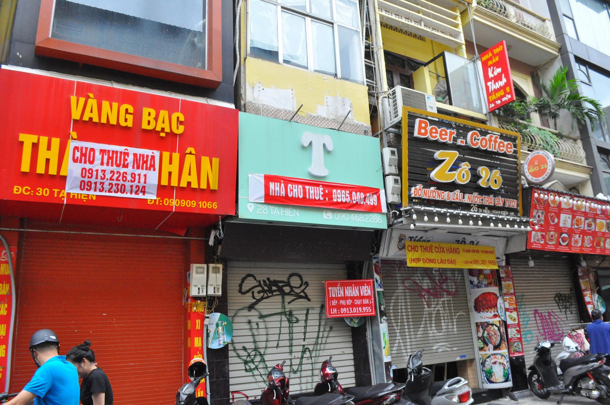 Nhan nhản khắp nơi là những tấm biển "Cho thuê nhà", "Cho thuê cửa hàng"... kèm số điện thoại liên hệ. Những mặt tiền đẹp cũng chịu chung số phận ế dài.