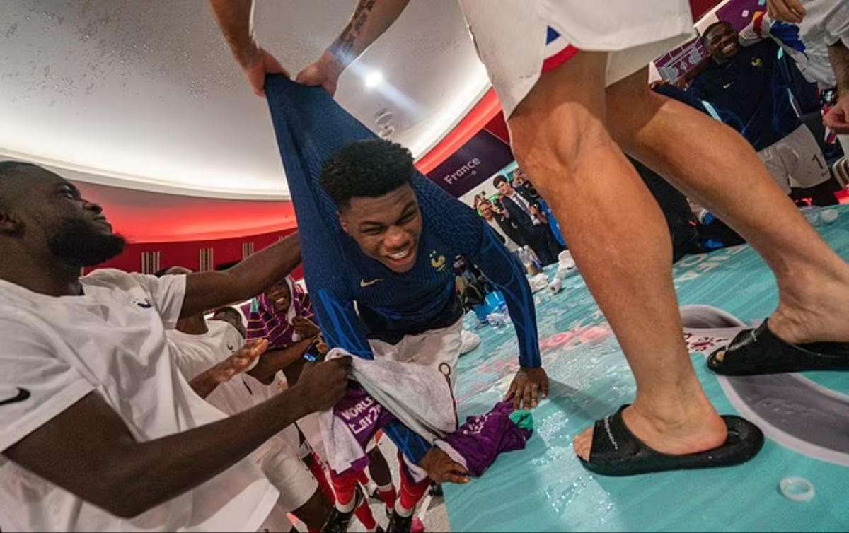 Cầu thủ Aurelian Tchouameni ngây ngất khi lọt vào trận chung kết World Cup đầu tiên. Ảnh: FFF.