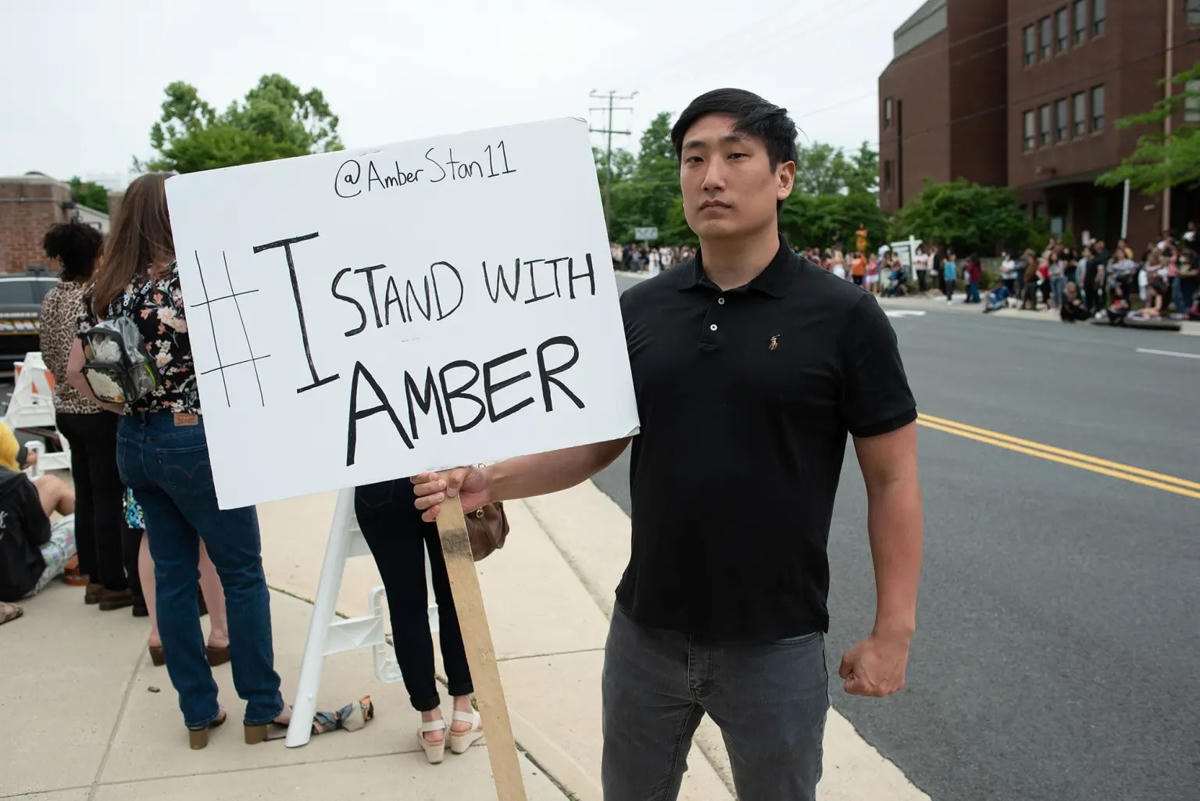 Bên cạnh đó, vẫn có bộ phận công chúng hâm mộ ủng hộ Amber Heard. Ảnh: AFP.