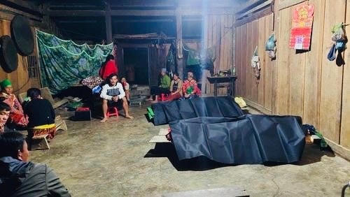 Các gia đình chuẩn bị lo hậu sự cho nạn nhân tử vong trong vụ cây rừng đổ đè.