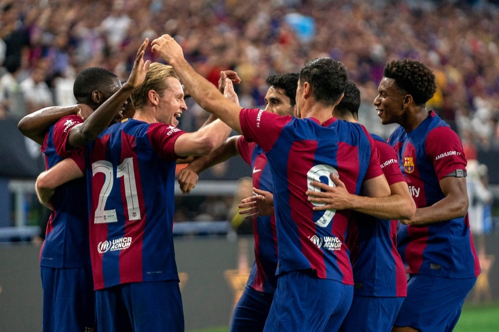 Barcelona giành chiến thắng thuyết phục 3-0 trước Real Madrid (Ảnh: AP).