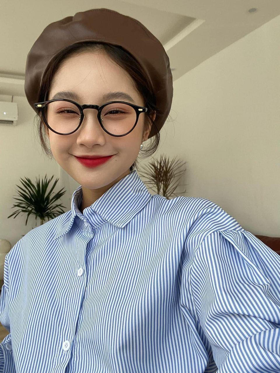 Thu Hà nổi lên sau khi đóng vai nữ phụ “trà xanh” trong MV “Sau lưng anh có ai kìa” của Thiều Bảo Trâm.