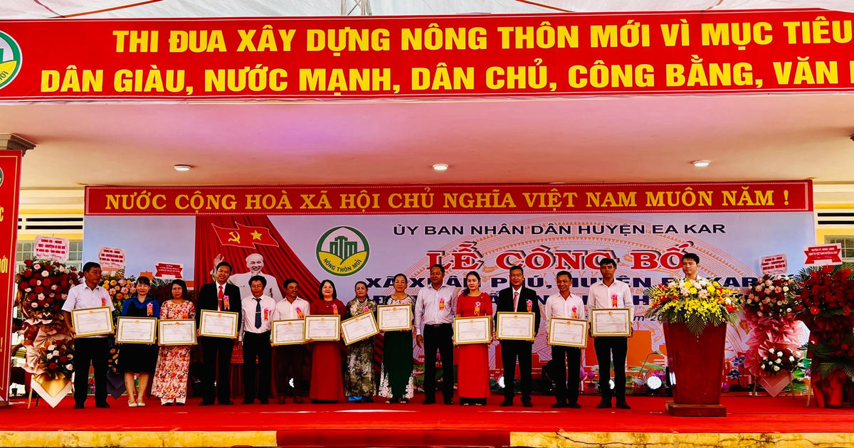 Lãnh đạo huyện Ea Kar, tặng giấy khen cho các tập thể, cá nhân có thành tích xuất sắc trong phong trào thi đua “Đắk Lắk chung sức xây dựng NTM".