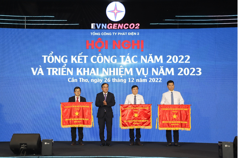 03 tập thể của EVNGENCO2 đã vinh dự đón nhận cờ thi đua của Uỷ ban Quản lý vốn Nhà nước