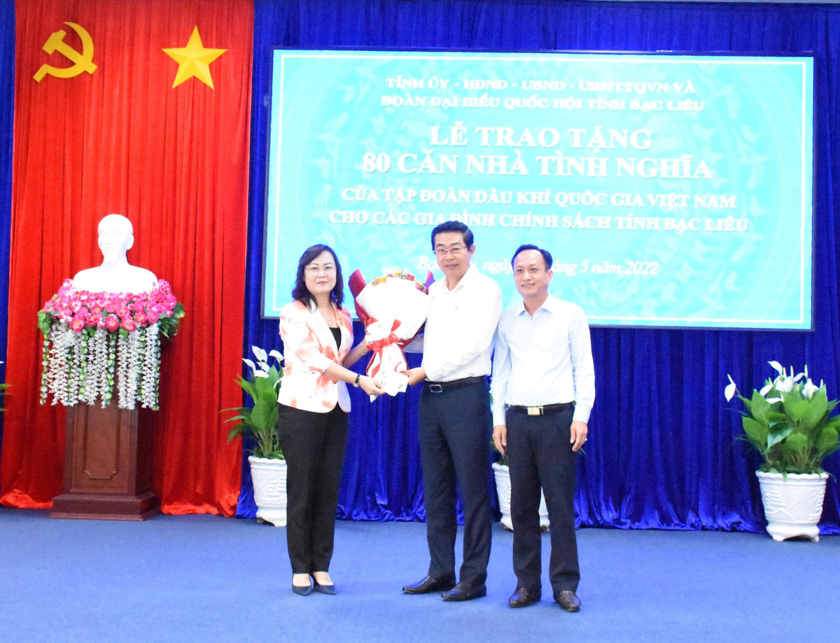 Bà Lê Thị Ái Nam - Phó bí thư thường trực Tỉnh ủy và ông Phạm Văn Thiều- Chủ tịch UBND tỉnh Bạc Liêu tặng hoa cảm ơn ông Võ Văn Dũng - Ủy viên Ban Chấp hành Trung ương Đảng, Phó Trưởng ban Thường trực Ban Nội chínhTrung ương. ( Ảnh: Hoàng Lam)