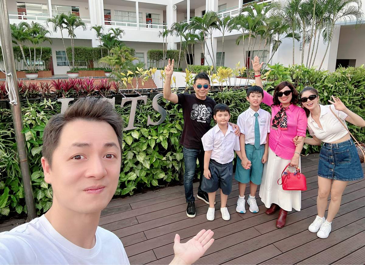 Đăng Khôi nhắn nhủ các con: "Không chỉ có bố mẹ mà ông bà sẽ luôn sát cánh bên các con". 