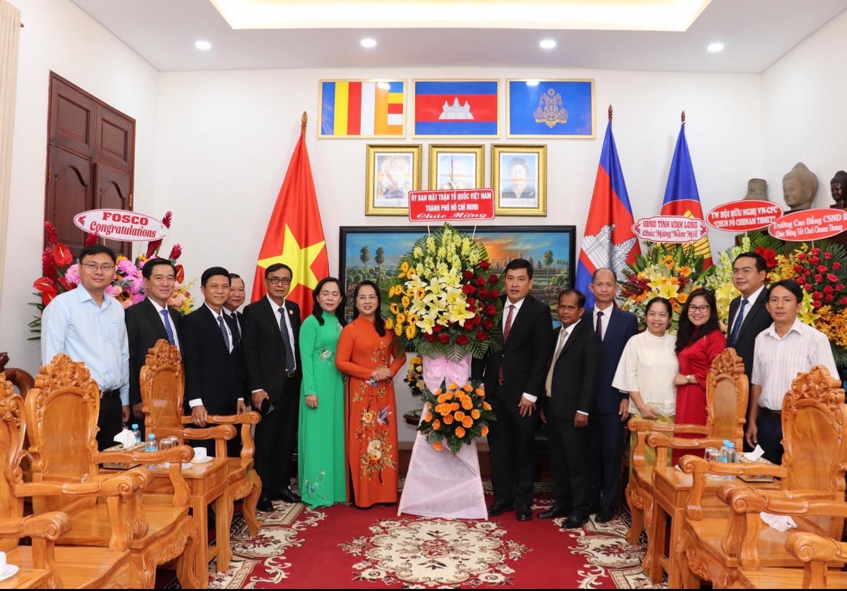 Đoàn công tác của Mặt trận TP HCM thăm, chúc Tết cổ truyền tại Tổng Lãnh sự quán Vương quốc Campuchia.