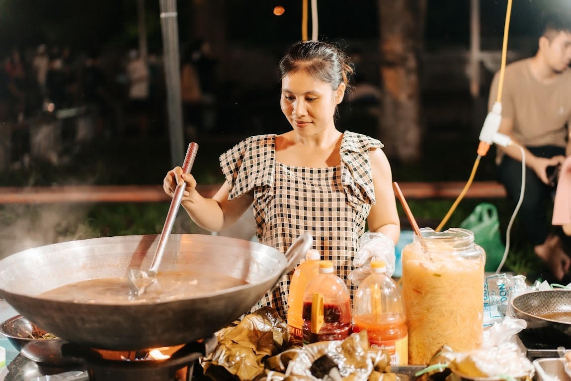 Người dân lưu luyến khi kết thúc phiên chợ đêm và phố đi bộ tại TP Hà Tĩnh