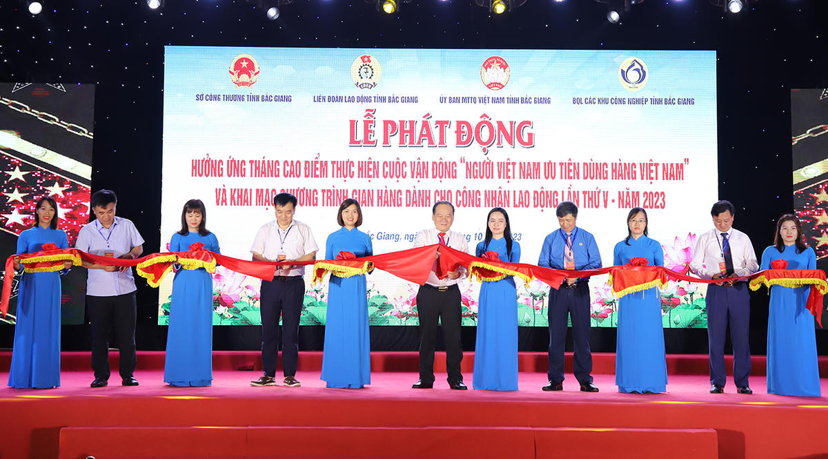 Các đại biểu cắt băng khai trương “Gian hàng dành cho công nhân lao động” tỉnh Bắc Giang lần thứ V - năm 2023.